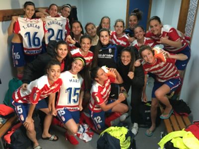 El Granada Femenino celebra la victoria en vestuarios (GRANADA CF)