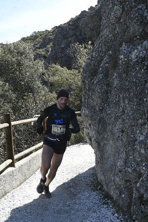 Un corredor durante el trayecto del V Trail Sierra de Huetor