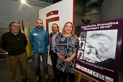 La Diputada de Deportes, Purificación López junto a los expedicionarios (R. MARTÍNEZ/DIPGRA)
