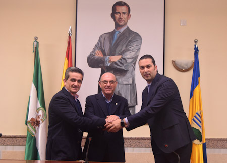 Oscar Fernández, Presidente de la Fundación CB Granada, junto al Alcalde y Concejal de Deportes de Ogijares (FCBG)