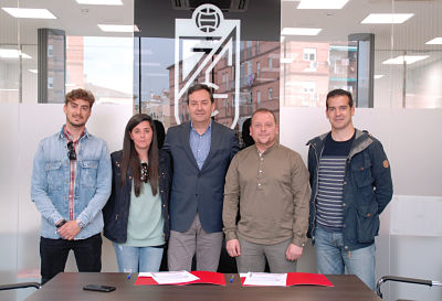 Firma del convenio entre el Ayuntamiento de Cúllar Vega y el Granada CF. 