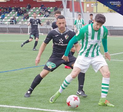 Atarfe y Huétor Vega disputaron un intenso derbi (VICENTE CARVAJAL)