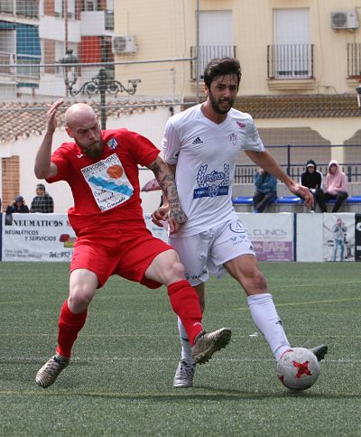 Illescas pelea por el balón (J. HURTADO)
