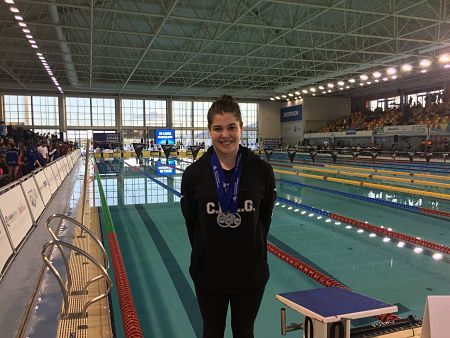 Paula Malagón posa en la piscina del  Centro Acuático Inacua de Málaga  con sus dos medallas