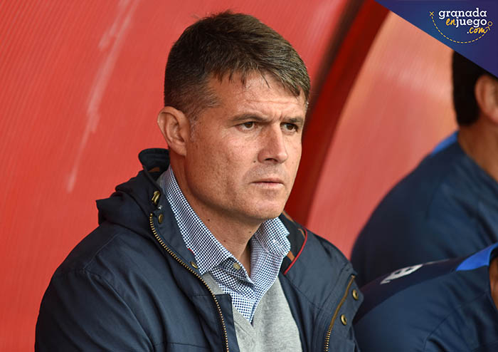 Pedro Morilla en el banquillo de la Ciudad Deportiva del Sevilla (LOF)