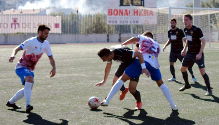 Uns acción del encuentro jugado en Villacarrillo (CASTILLO)