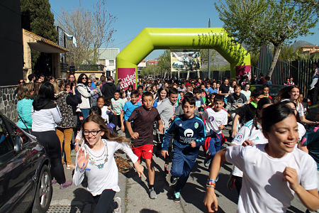 Las calles de Atarfe se han llenado escolares en su tradicional carrera solidaria