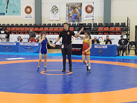 Marta Gomez proclamándose campeona (LUCHA MARACENA)