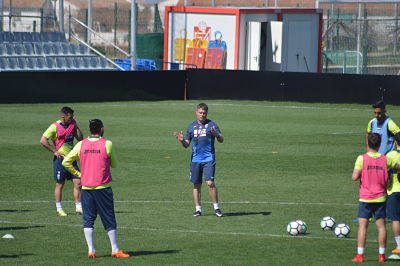 Morilla dando instrucciones 