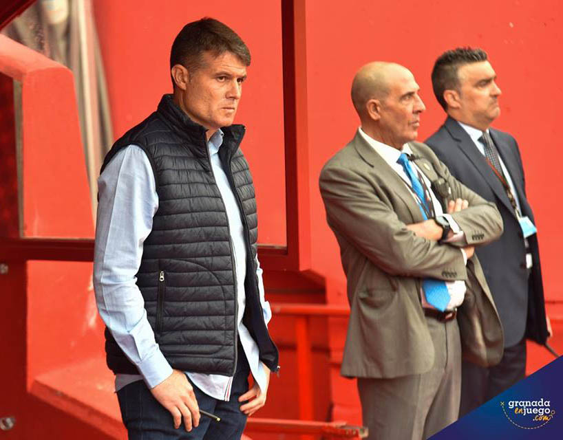 Pedro Morilla en el banquillo del estadio de Los Cármenes (J. M. BALDOMERO)