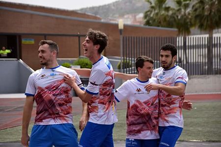 Antonio Lopez celebra uno de sus goles (CASTILLO)