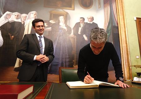Martín Fiz ha firmado en el Libro de Honor de la Ciudad