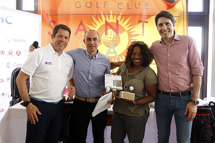 Los consejeros delegados del Grupo Cuerva, Gerardo e Ignacio Cuerva, hacen entrega de los trofeos a los vencedores en la categoría Scratch