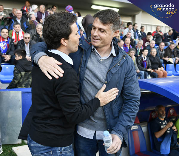Pedro Morilla saluda a Rubi antes de comenzar el encuentro (LOF)
