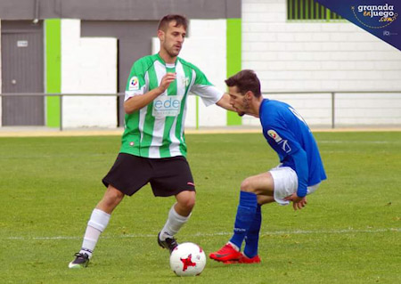 Pedro Amate hizo los dos goles del Maracena (VICENTE CARVAJAL)