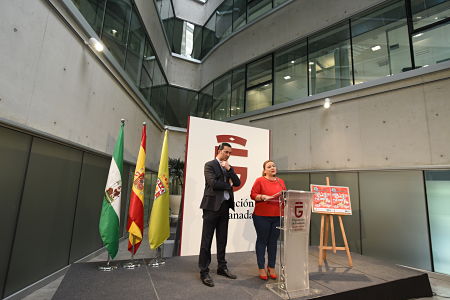 La Diputada de Deportes, Purificación López y el Presidente de la Fundación CB Granada, Óscar Fernández han presentado el Pequebasket (L. PUERTAS \DIPGRA) 