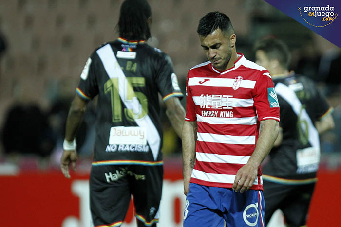 Joselu se retira cabizbajo tras la derrota ante el Rayo (ANTONIO L. JUÁREZ)