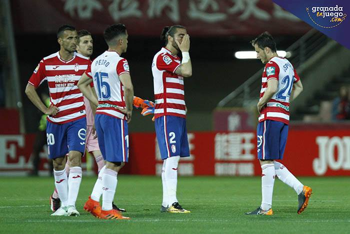 Los jugadores cabizvajos tras la derrota ante el Rayo (ANTONIO L. JUÁREZ)