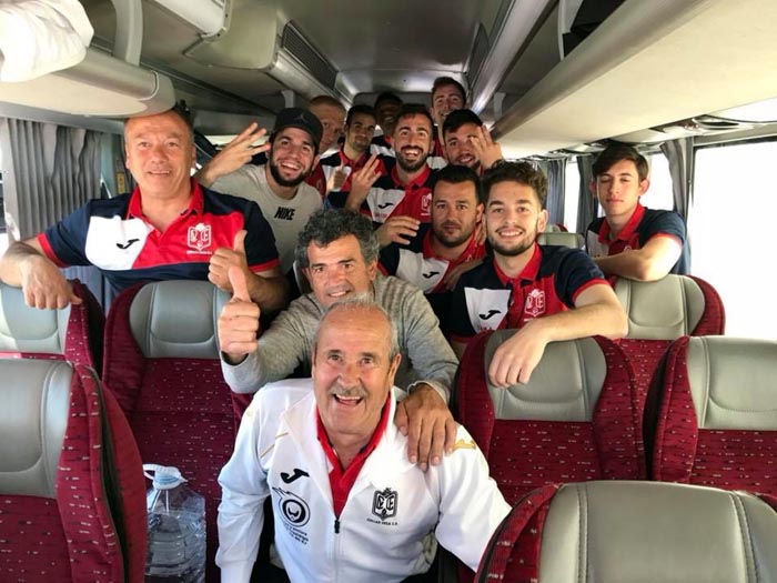 Romario, en el centro, celebra en el autobús junto a sus jugadores la victoria en Roquetas 