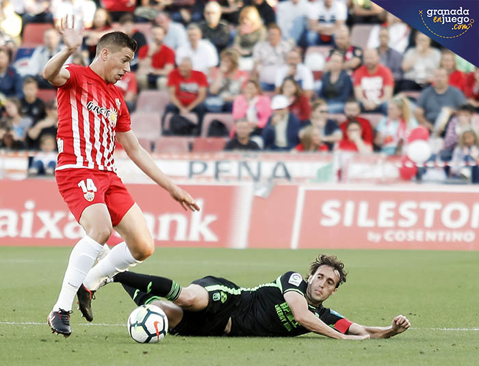 Baena, que regresó a la titularidad en Almería, no mejoró la medular (LOF)