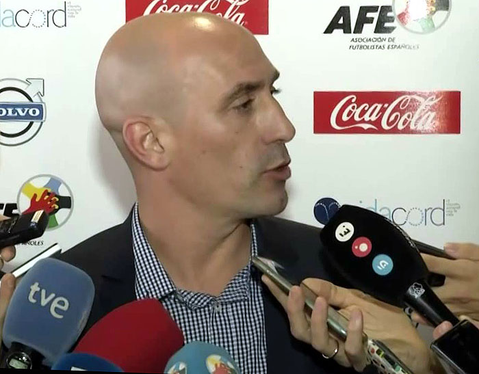 Rubiales atiende a los medios de comunicación 