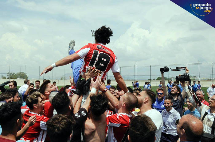 Los jugadores del Arenas celebraron la permanencia (JOSÉ M. BALDOMERO)