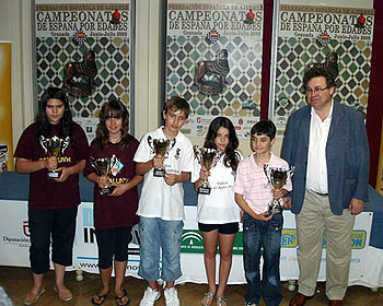 Los premiados junto al presidente de la Federación Andaluza (GRJ)