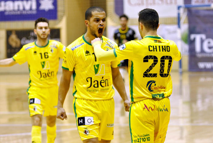 Mauricinho celebra con Chino un gol anotado en La Salobreja (JAÉN FS)