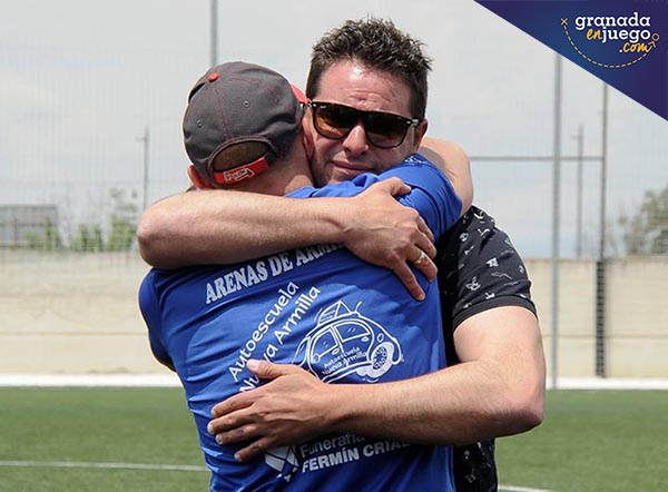 Fermín Criado abraza a Rafa Fernández a la conclusión del encuentro (JOSÉ M. BALDOMERO)