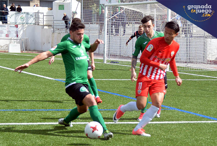 El CD Huétor Vega se resiste a dejar la Tercera División (LÁZARO)