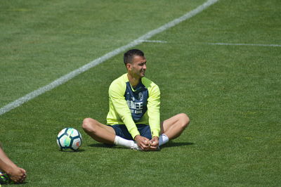 Saunier realiza estiramientos 