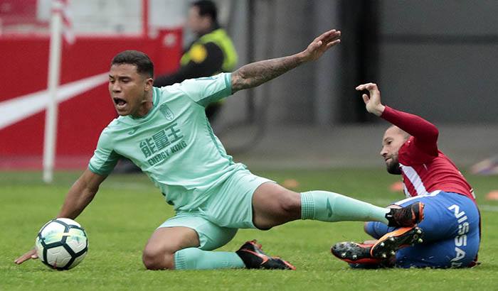 Una acción del último partido del Granada disputado en Gijón (Agencia LOF)