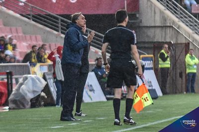 Portugal daba sus últimas instrucciones al frente del Granada