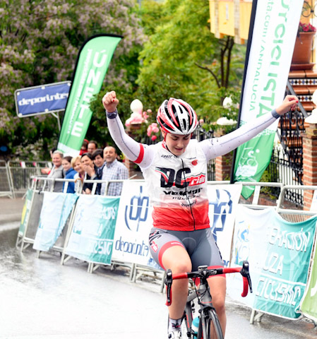 Celia Martín levanta los brazos como vencedora de la carrera en línea