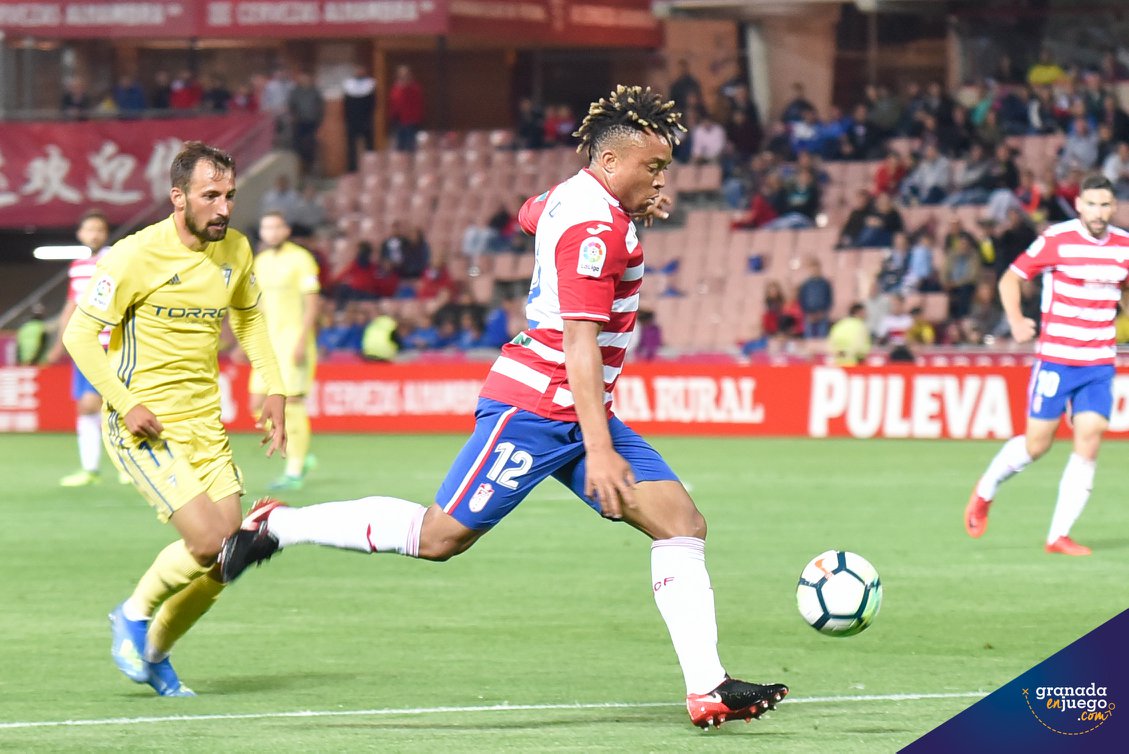Kunde, frente al Cádiz en su último partido de rojiblanco (J. M. BALDOMERO)