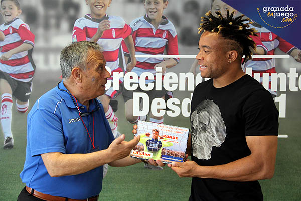 Kunde recibe el trofeo de manos de Gabriel Rosario Lázaro (GRJ) 