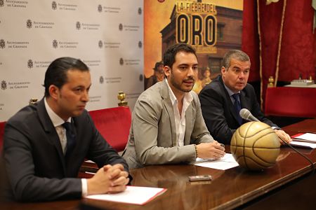 Eduardo Castillo, en el centro, junto a Óscar Fernández y Carlos Díaz (FERMÍN RODRÍGUEZ)