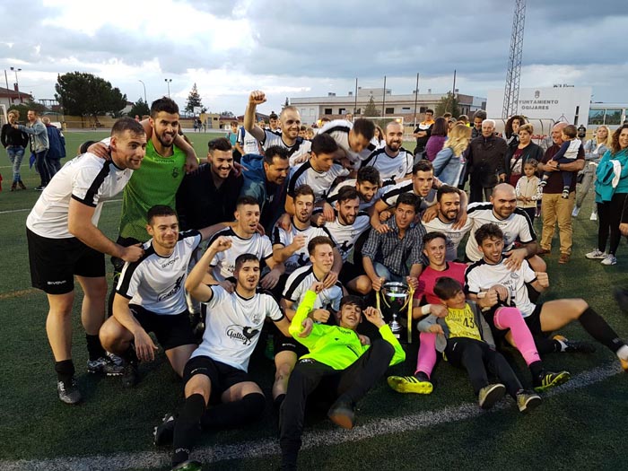 Nacho Bocanegra celebrando el título junto a sus jugadores del At. Ogíjares