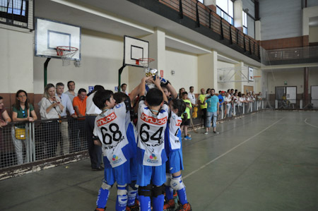 Los prebenjamines del CHP Cájar con su trofeo (CHP CÁJAR) 