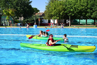 Los usuarios de las escuelas deportivas municipales disfrutaron de la Piscina Municipal de Albolote