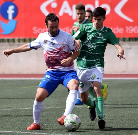 Antonio Peso enfrentándose al Loja con la camiseta del Huetor Vega (CASTILLO)