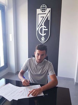 Lavela firmando su contrato como rojiblanco 