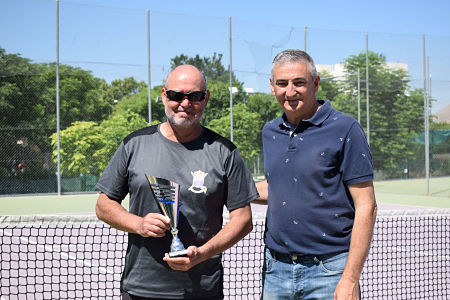 El Con cejal de Deportes del Ayuntamiento de Albolote, Diego Valero con el ganador del torneo, Antonio Rodriguez Guerra