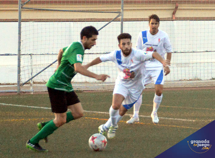 CD Huétor Vega y Guadix CF en una acción del partido jugado en la primera vuelta (LÁZARO)