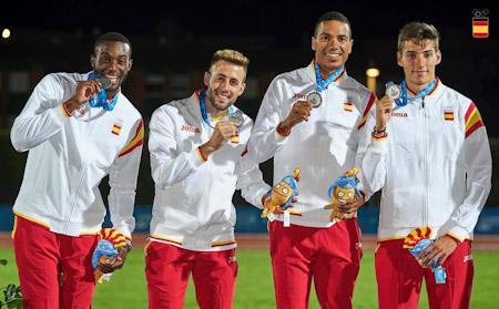 David Jiménez (segundo por la izquierda) con la medalla