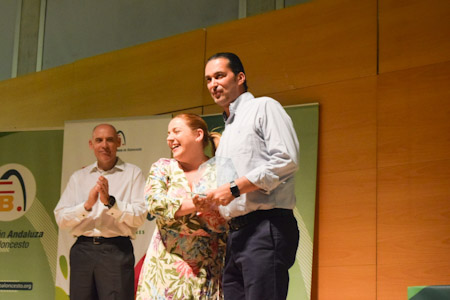 La Diputada de Deportes, Purificación López ha entregado el premio al Presidente de la Fundación, Oscar Fernández-Arenas (FCBG)