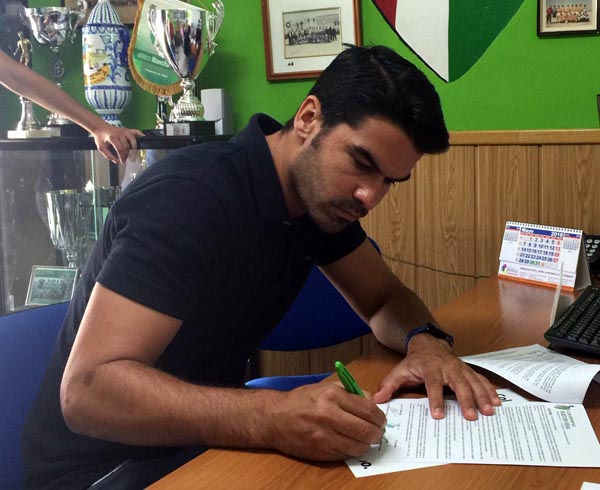Jaime Morente firma su contrato con el conjunto verdinegro (CD HUÉTOR VEGA)