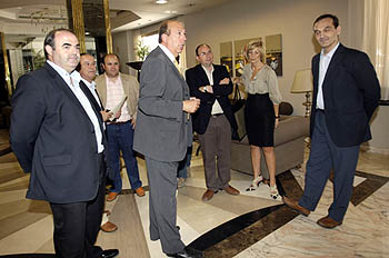 Los protagonistas antes de la reunión en el Hotel Carmen