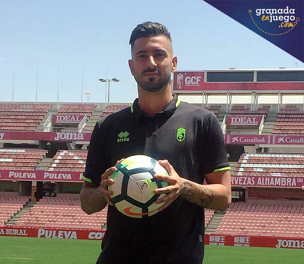 Álvaro Vadillo sobre el césped de Los Cármenes (JOSÉ VELASCO)