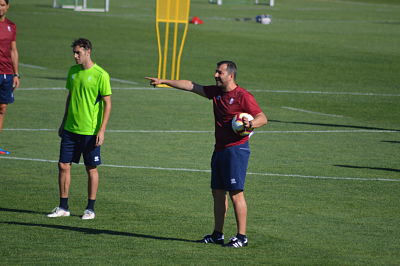 Diego Martínez dando indicaciones en el entrenamiento 